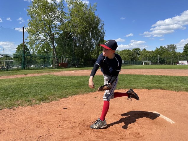 Ein Nachwuchs-Pitcher wirft einen Baseball beim Testspiel der Berlin Skylarks.