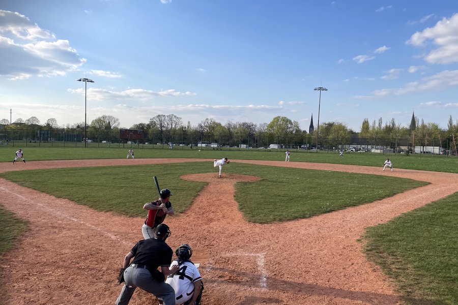 Baseball Opening Day 2022: Julius Mannel pitcht für die Berlin Skylarks 