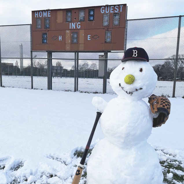 Schneemann im Center Field unseres Ballparks, ausgestattet mit Baseball-Ausrüstung (Schläger, Handschuh, Skylarks-Kappe)